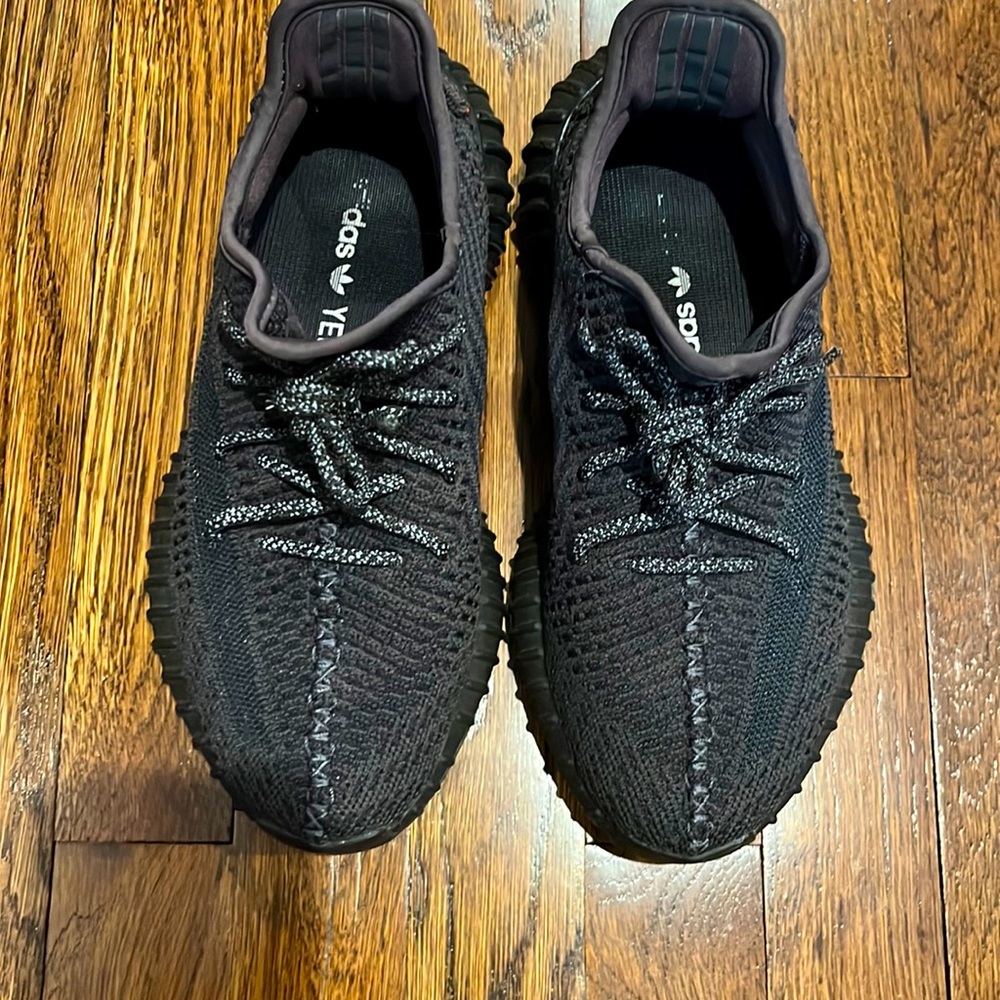 Yeezy 350 black/reflector laces